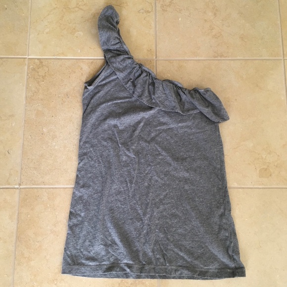 HOLLISTER | One-Shoulder Ruffle Ribbed Top - Picture 3 of 3